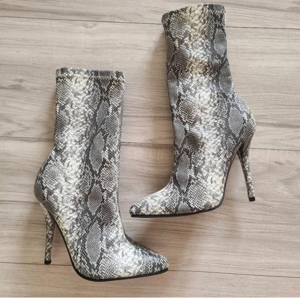 Fashion Nova Women’s Grey heeled bootie size 8. Never worn